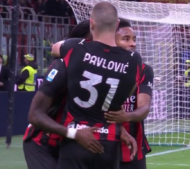 天空体育：伊萨克抵达纽卡训练基地，纽卡其他球员今日放假