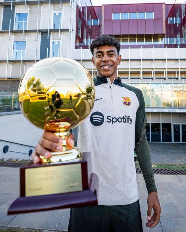 抽象，特朗普晒和C罗踢球的AI生成视频：C罗很聪明也很酷