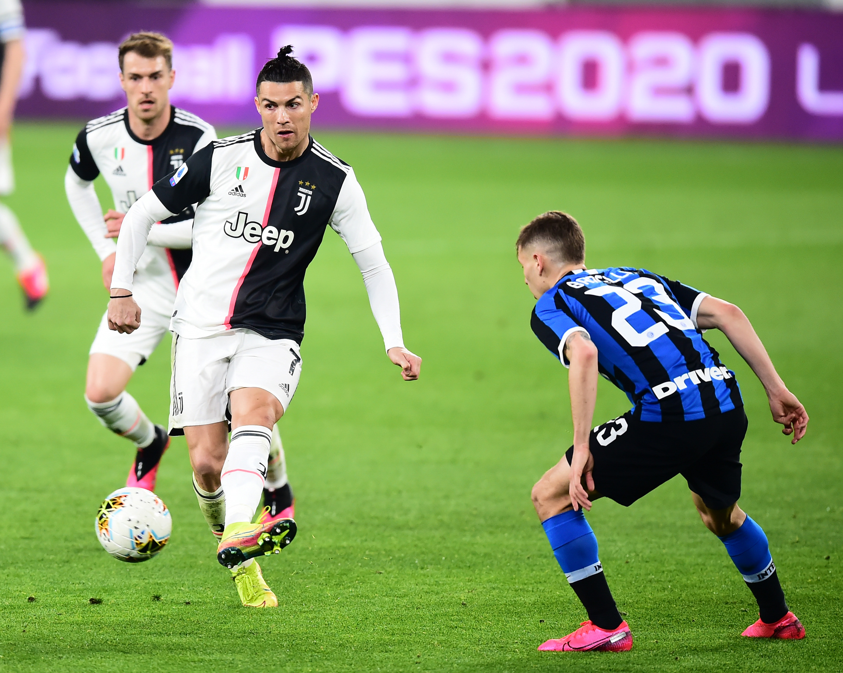 足球巴萨锋线双子星状态火热，联手贡献20球