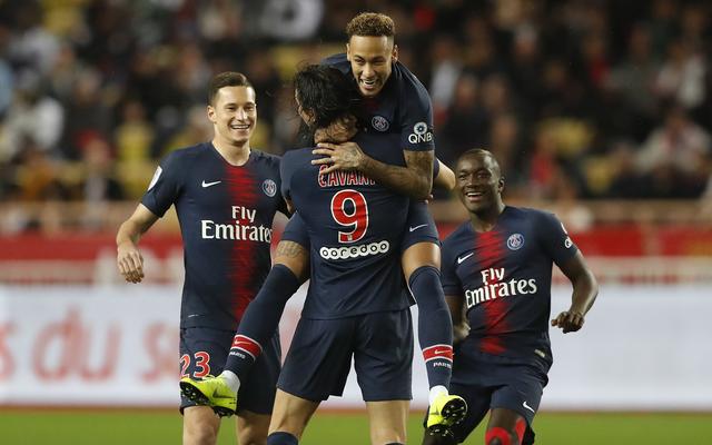 篮球篮网结束连败，全队积极庆祝